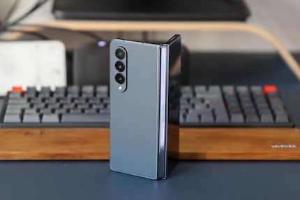 Das Galaxy Z Fold 4 ist sein eigenes Stativ.