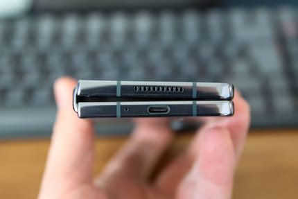 USB-C-Anschluss und einer der Lautsprecher des Galaxy Z Fold 4.