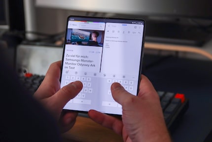Zwei Apps nebeneinander auf dem Galaxy Z Fold 4. Kommt die Tastatur dazu, wird es unübersichtlich.