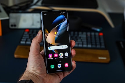 Das Außendisplay vom Galaxy Z Fold 4 ist vergleichsweise schmal.