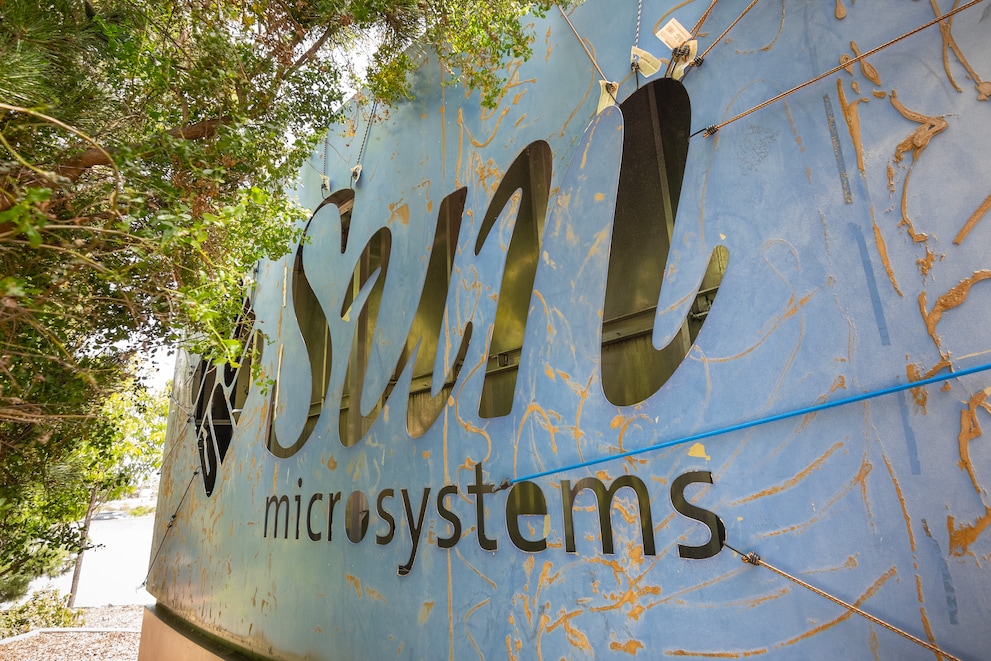 Lorsqu’il a emménagé en 2012, Mark Zuckerberg a tout simplement retourné l’enseigne de Sun Microsystems.