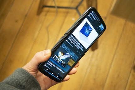 Bei eingeschaltetem und gestreckten Display siehst du auch seitlich keine Dellen.