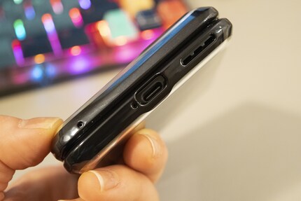 Die Hülle ist gut gemeint, passt aber nicht genau auf die Anschlüsse des Razr 2022.