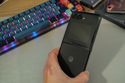 Das Motorola Razr 2022 hat eine edle Oberfläche und angenehm griffige Kanten, dürfte aber kleiner sein.