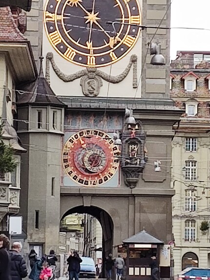 Beim achtfachen Zoom sehe ich nur noch Flächen, die Oberflächenstruktur verschwindet.