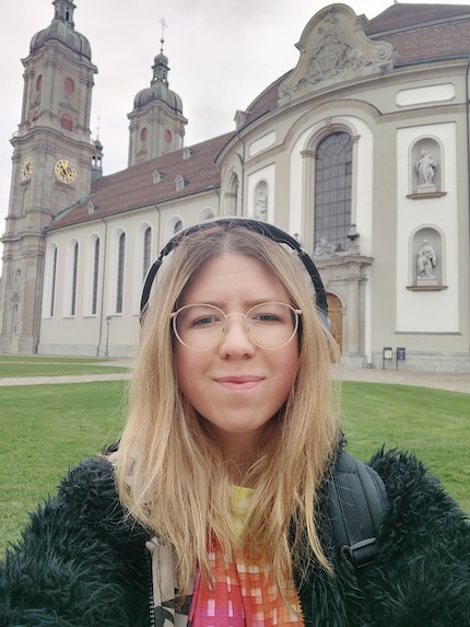 Hier der Vergleich mit der Selfiekamera, die Haut wird etwas mattiert und die Farben sind weniger knallig.