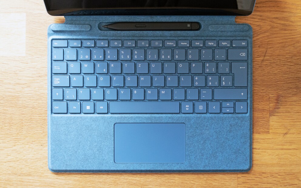 Le clavier Signature est disponible dans un bleu assorti à la tablette.