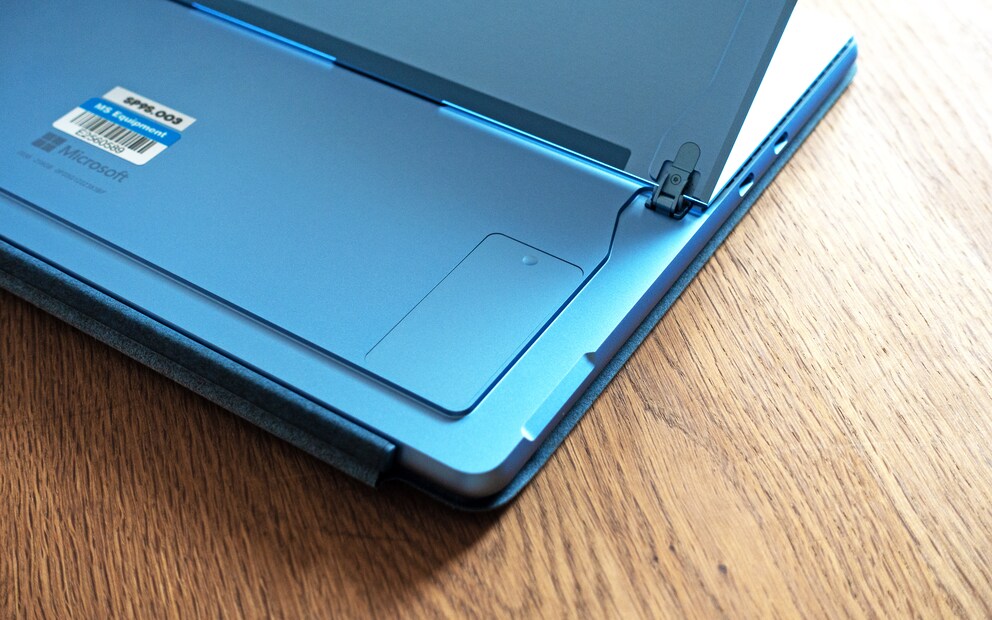 Sous le pied se cache un accès direct au SSD.