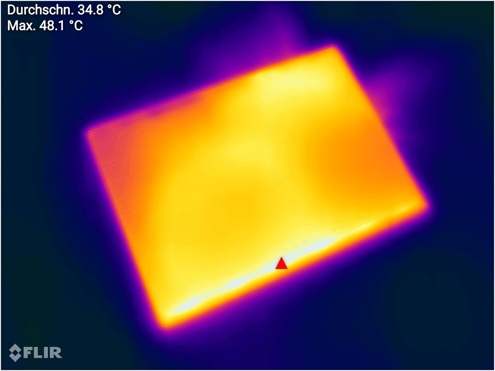 Après neuf minutes de Cinebench multicœur, le boîtier atteint 48,1 °C à son point le plus chaud.