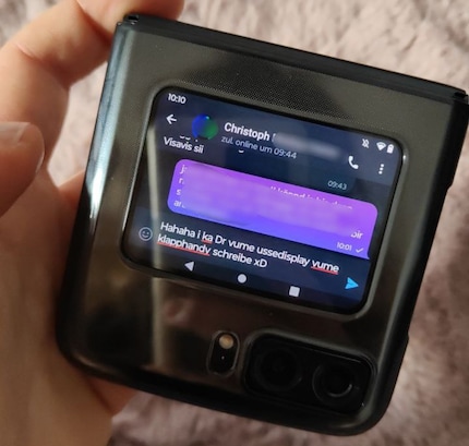 Auf dem Quick-View-Display lassen sich mehr oder weniger elegant kurze Nachrichten verfassen.