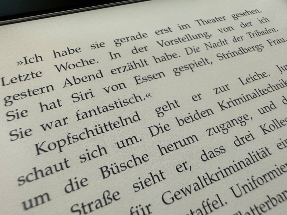 Auf dem Foto in Nahaufnahme wirkt die Schrift ausgefranster, als ich ich sie im Alltag wahrnehme.