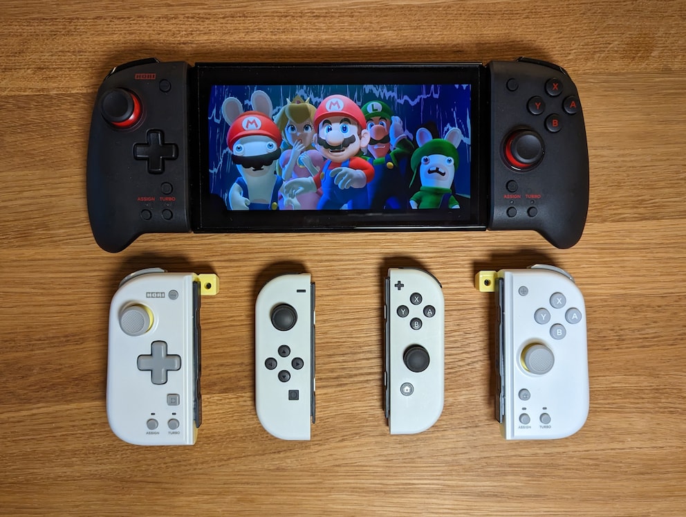 Lo Split Pad Pro (in alto) a confronto con lo Split Pad Compact e i Joy-Con (in basso).