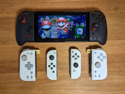 Das Split Pad Pro (oben) im Vergleich mit dem Split Pad Compact und den Joy-Cons (unten).