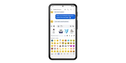 Emoji Kitchen erstellt zum Beispiel aus einem Hunde- und einem Schneemann-Emoji einen winterlichen Hund mit Hut als Sticker.