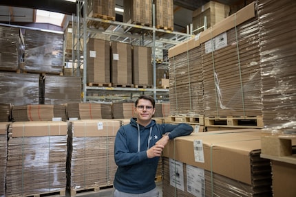 Aurel, responsable colis en chef, dans son royaume.