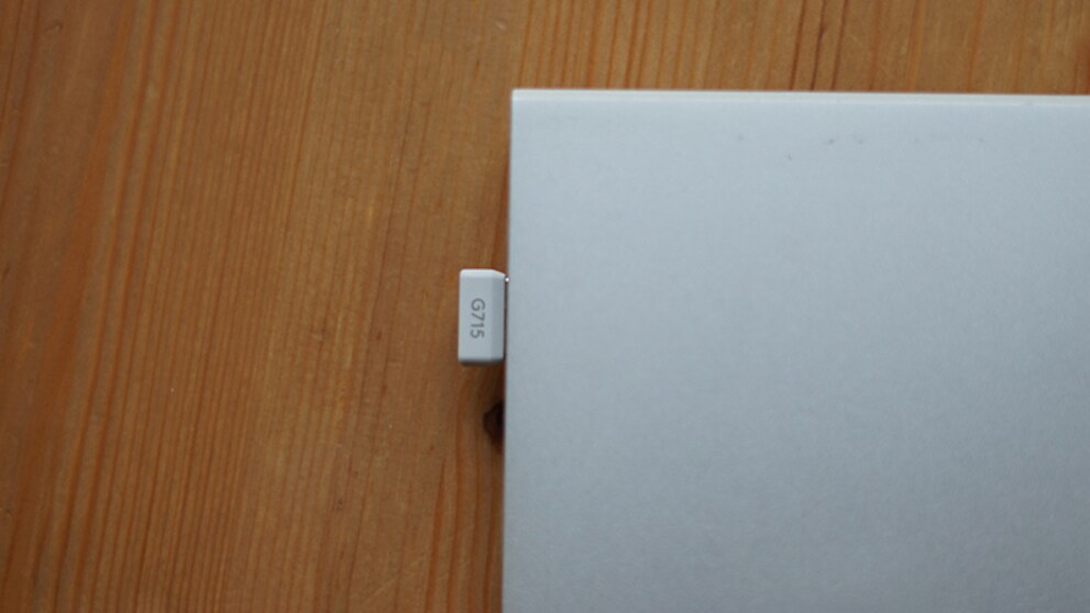 Der angeschlossene Dongle braucht kaum Platz.