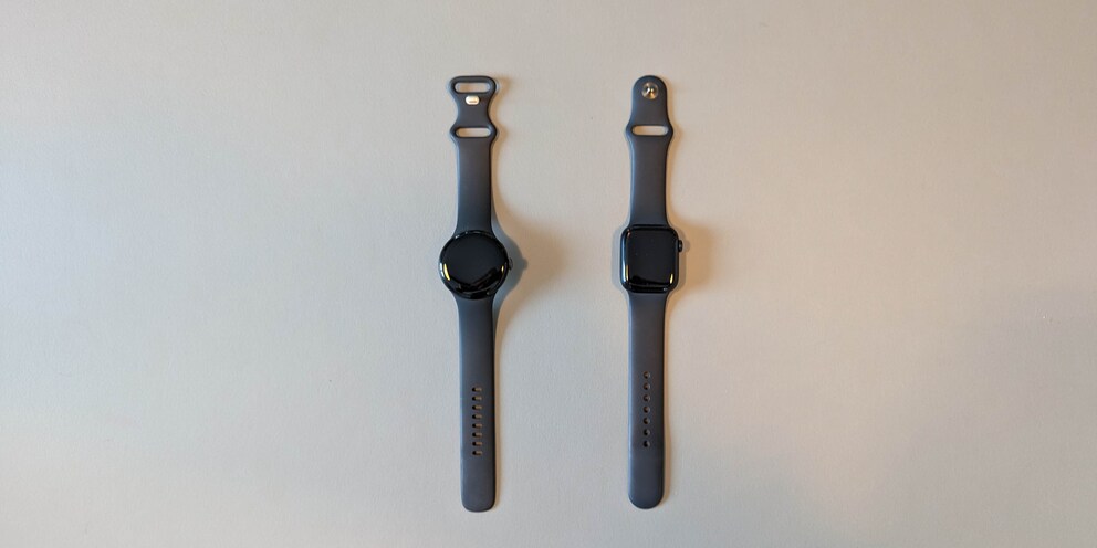 Mit ausgeschaltetem Display sehen beide Uhren unscheinbar aus. Links die Uhr von Google, rechts die von Apple.