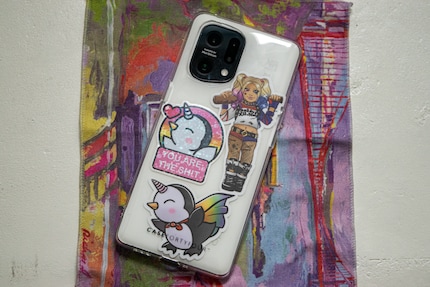 Con i miei adesivi fatti in casa, la cover del cellulare diventa subito molto più colorata.