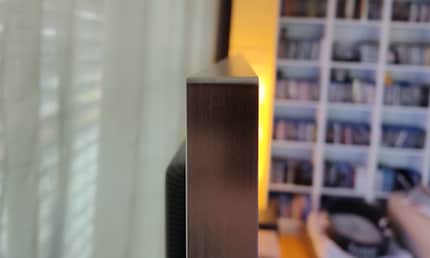 Der LG G2 ist so gebaut, dass er überall gleich dünn ist und so direkt an eine Wand montiert werden kann.
