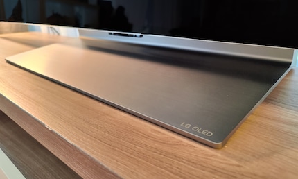 Wegen meiner Fensterfront kann ich den LG G2 nicht an eine Wand montieren. Zum Glück kann man den Standfuss dazukaufen.