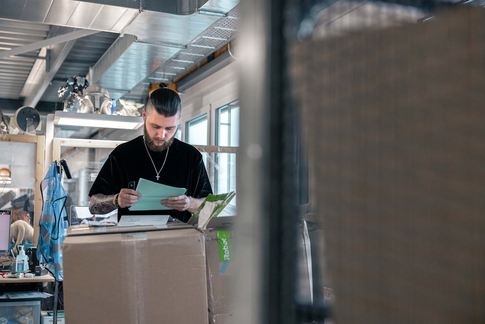 An After Sales Department employee at Digitec Galaxus in Dintikon checks a return.