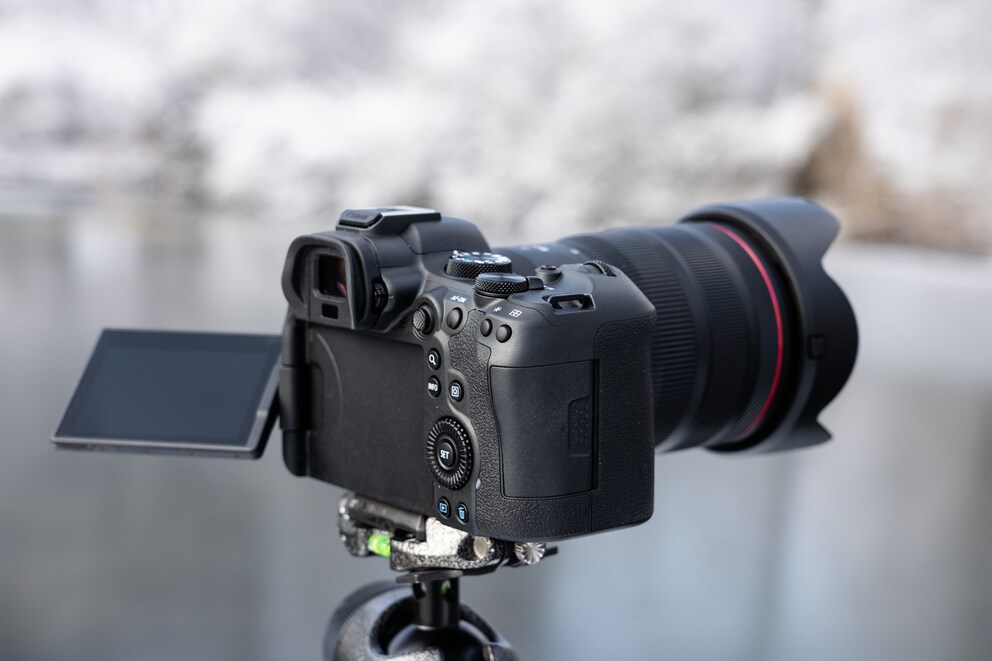 Der Body der neuen Canon ist an den richtigen Stellen rund. Er passt mir perfekt.