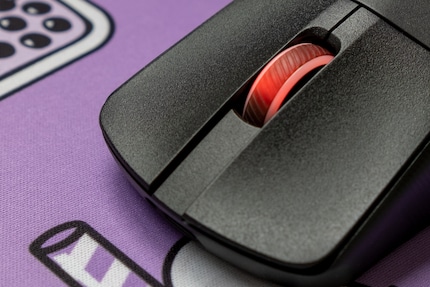 Solo la rotella del mouse dell'Asus ROG Harpe Ace Aim Lab Edition è illuminata.