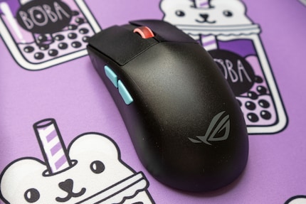 Le impronte digitali sono appena visibili su Asus ROG Harpe Ace Aim Lab Edition.