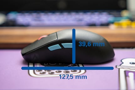 La massa dell'Asus ROG Harpe Ace Aim Lab Edition vista di lato.