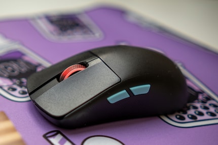 I pulsanti laterali dell'Asus ROG Harpe Ace Aim Lab Edition spiccano.