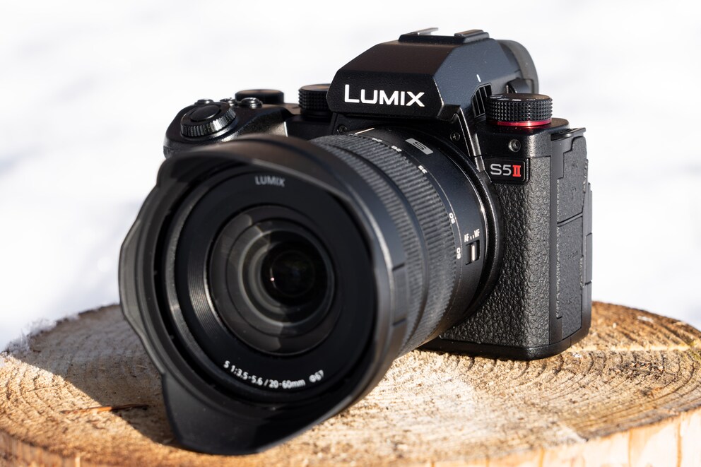 Die S5II kostet zur Markteinführung weniger als die Konkurrenz. Sogar im Kit mit dem soliden 20-60mm f/3.5-5.6 ist sie günstiger als beispielsweise die neue Canon EOS R6 Mark II.