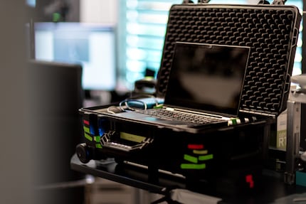 Il computer portatile nella custodia che si trovava sul set.