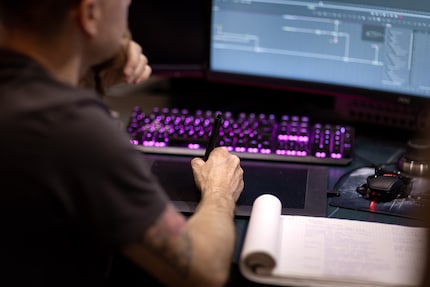 Chris lavora principalmente con una tavoletta grafica al PC.
