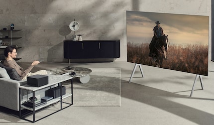 Da hat’s immer noch verdächtig wenige Kabel im Bild. Aber der LG OLED M3 schaut ganz schick aus.