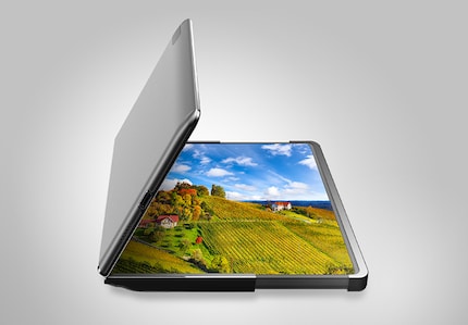 Das Konzept-Display von Samsung wird erst gefaltet und dann in die Länge gezogen.