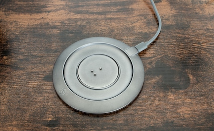Les trois connecteurs se rétractent lorsque l’enceinte est posée sur le chargeur, permettant ainsi à l’enceinte de tourner librement sur elle-même. 