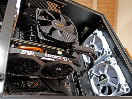 Die neuen Lüfter von Corsair sind bereits eingebaut, aber ihre LEDs noch nicht angschlossen.