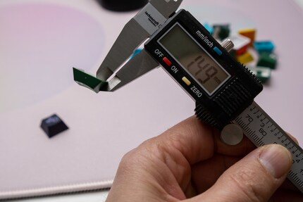Esempio di keycap in ABS di alta qualità: un keycap del set GMK Nuclear Data ha uno spessore di quasi 1,5 millimetri.
