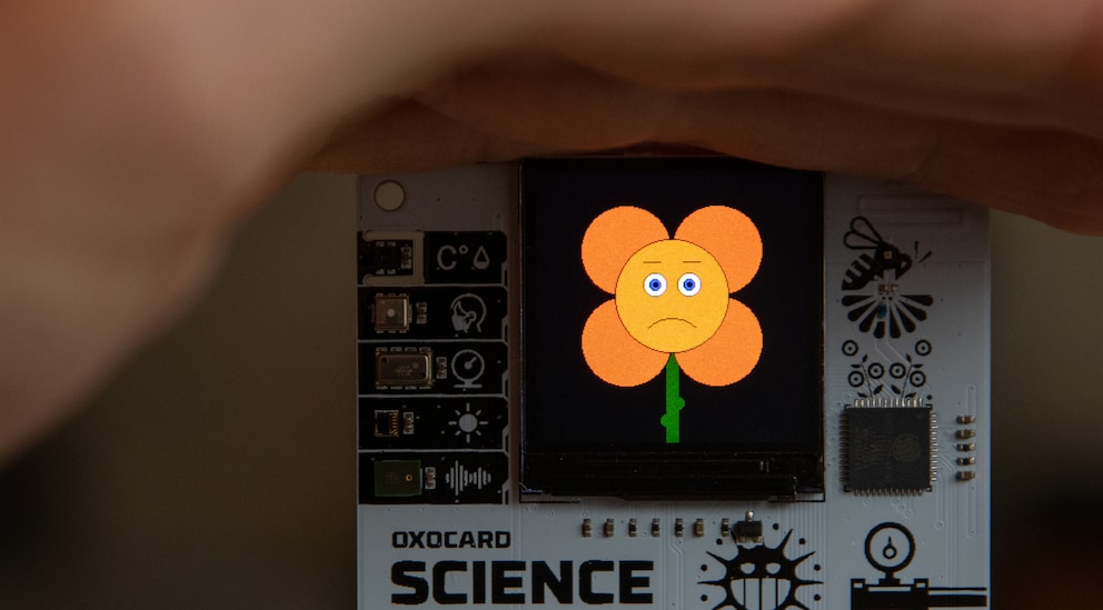Lichtsensor von der Hand verdeckt – die Pflanze ist unzufrieden.