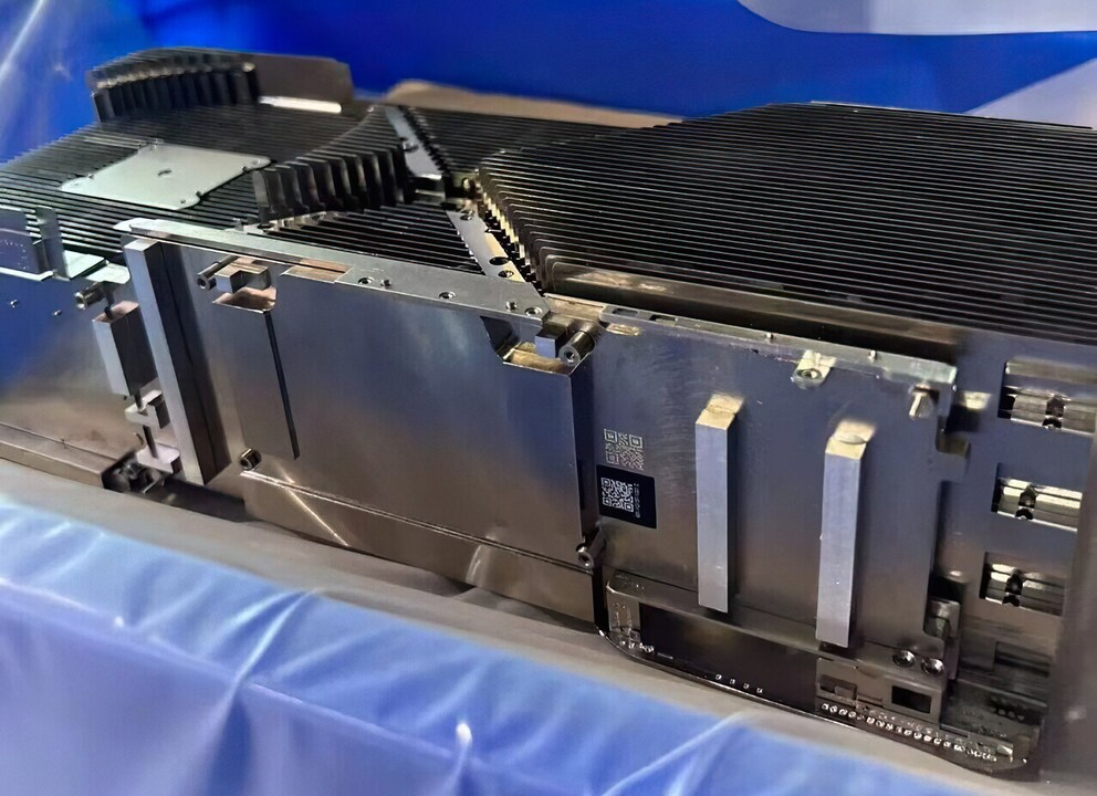 Die Platine der RTX 4090 Ti soll vertikal hinter der Metallabdeckung eingebaut sein.