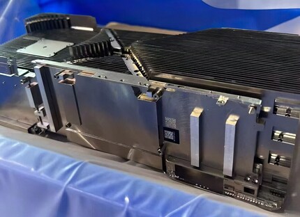La scheda della RTX 4090 Ti sarebbe installata verticalmente dietro la copertura metallica.