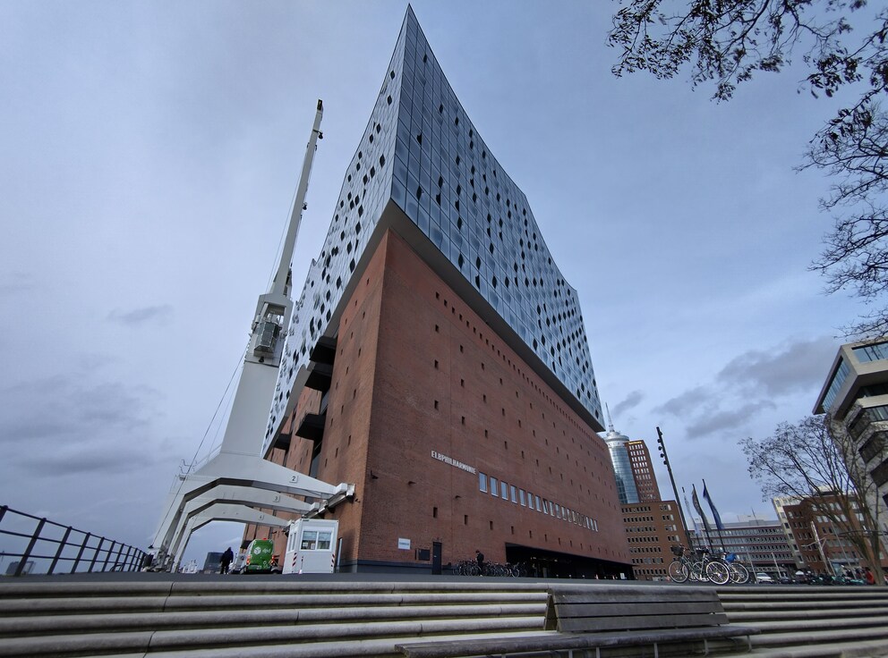 Die Weitwinkelkamera bekommt die gesamte Elbphilharmonie auf das Bild.