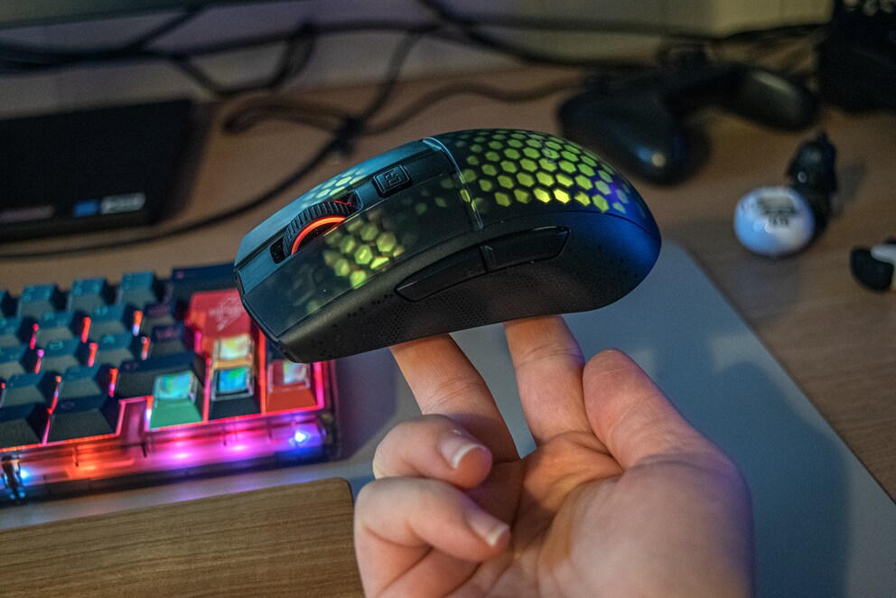 Diese Gaming-Maus ist angenehm leicht und hat dennoch sechs Tasten.