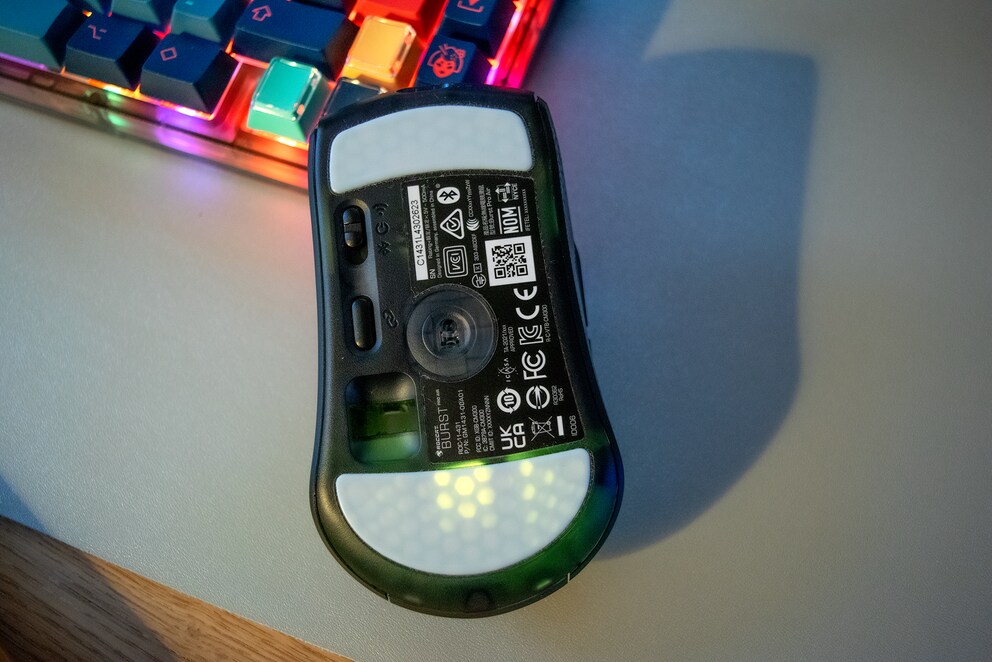 Mit dem Schalter kann ich zwischen Bluetooth, Wireless und Kabel wechseln.