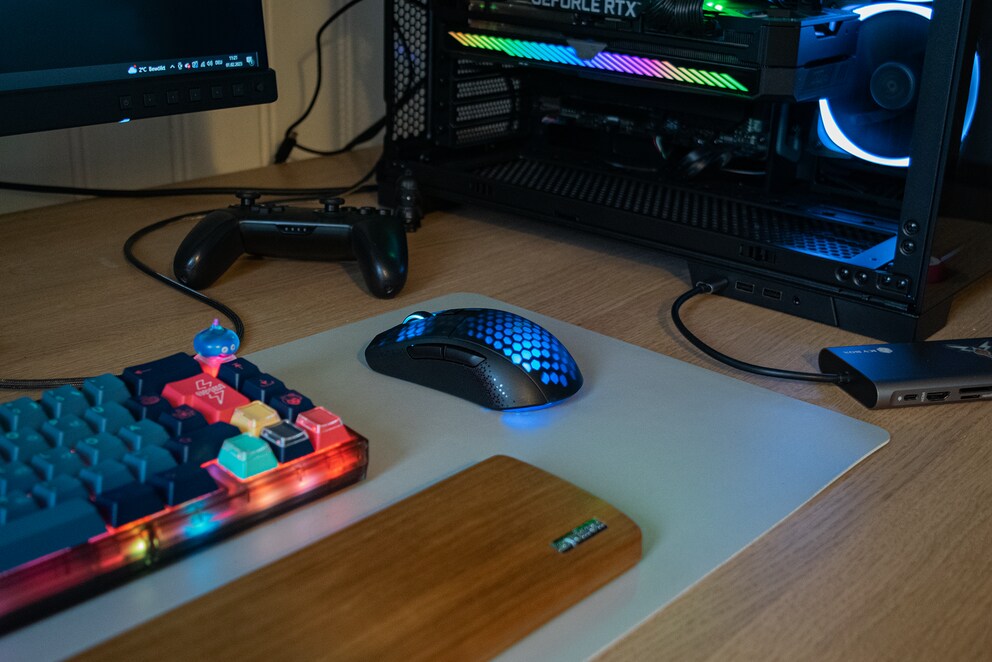  Die Roccat Burst Pro Air macht auf meinem Schreibtisch eine gute Figur.