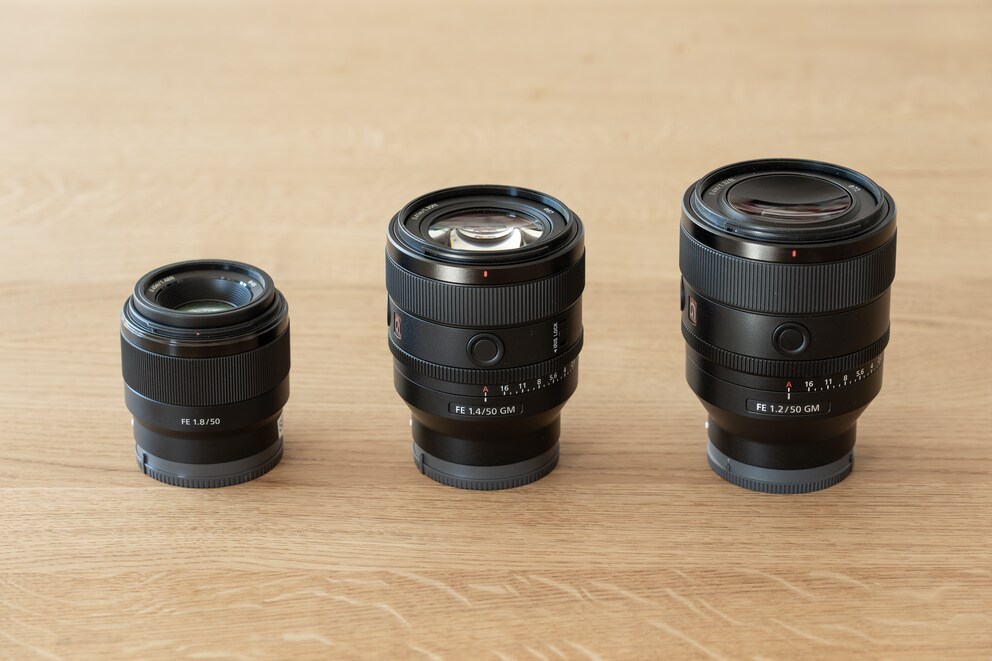 Il 50 mm F1.4 GM (al centro) è posizionato tra F1.8 (a sinistra) e F1.2 GM (a destra).