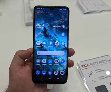 Keine Spiegelungen und keine Fingerabdrücke auf dem matten Display. Die blaue Einfärbung auf dem Foto ist der Kamera und der Beleuchtung am Messestand geschuldet.
