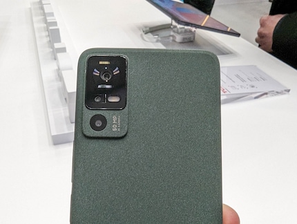 Die griffige Rückseite des TCL Nxtpaper Phone.