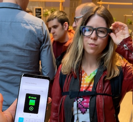 Smartphone apps can be displayed directly in front of the eye via the lens.