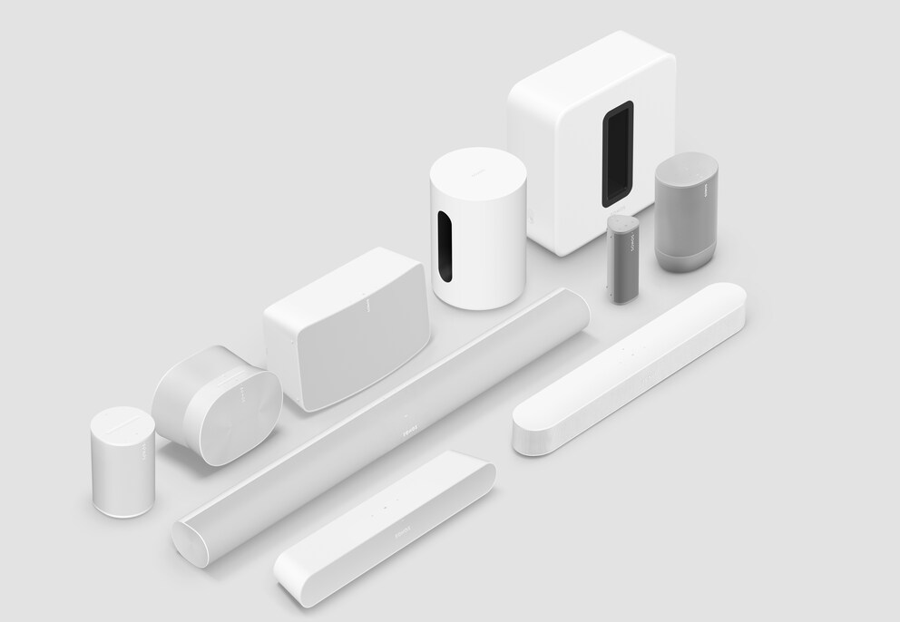 Alle aktuellen Sonos-Speaker. Die beiden Era-Modelle befinden sich hinten links, rechts davon der Sonos Five.